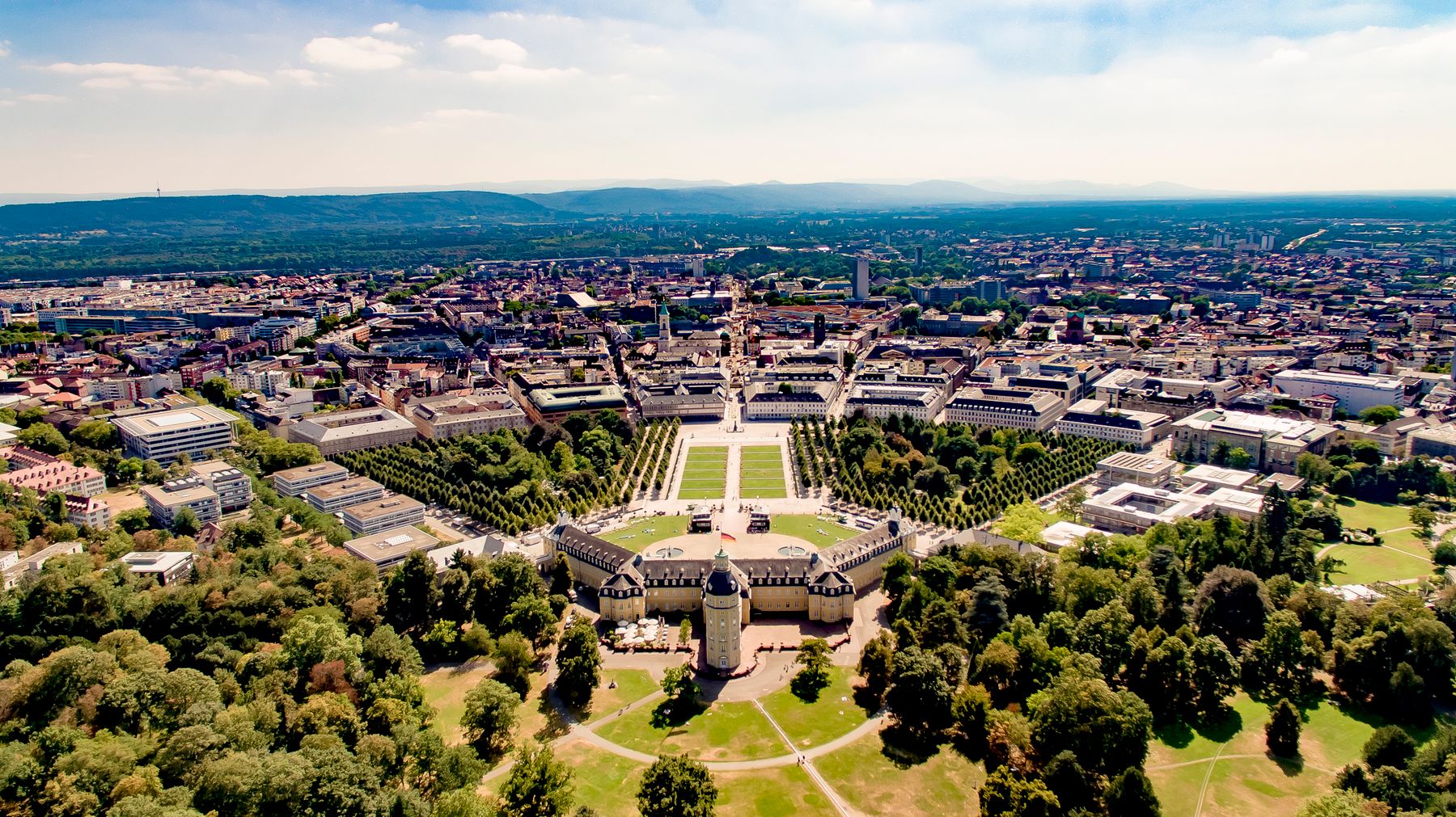 Luftaufnahme des Karlsruher Schlosses und der Fächerstadt.